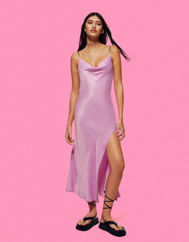 Satiniertes Midikleid mit Trägern und Strass