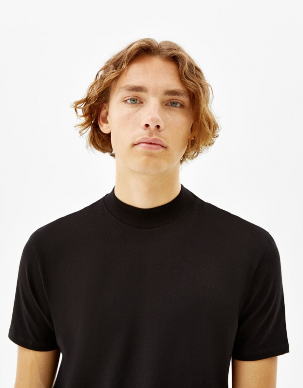 T-Shirt im Slim-Fit mit geripptem Stehkragen